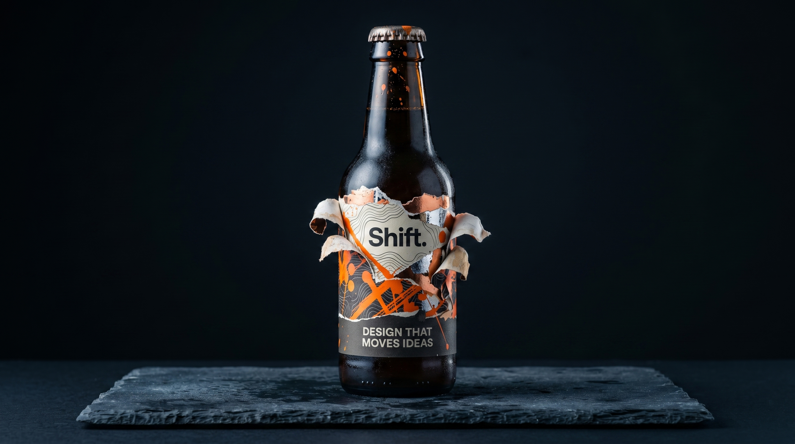 Fotografia beverage — bottiglia birra Shift Agency su ardesia, brand identity mockup