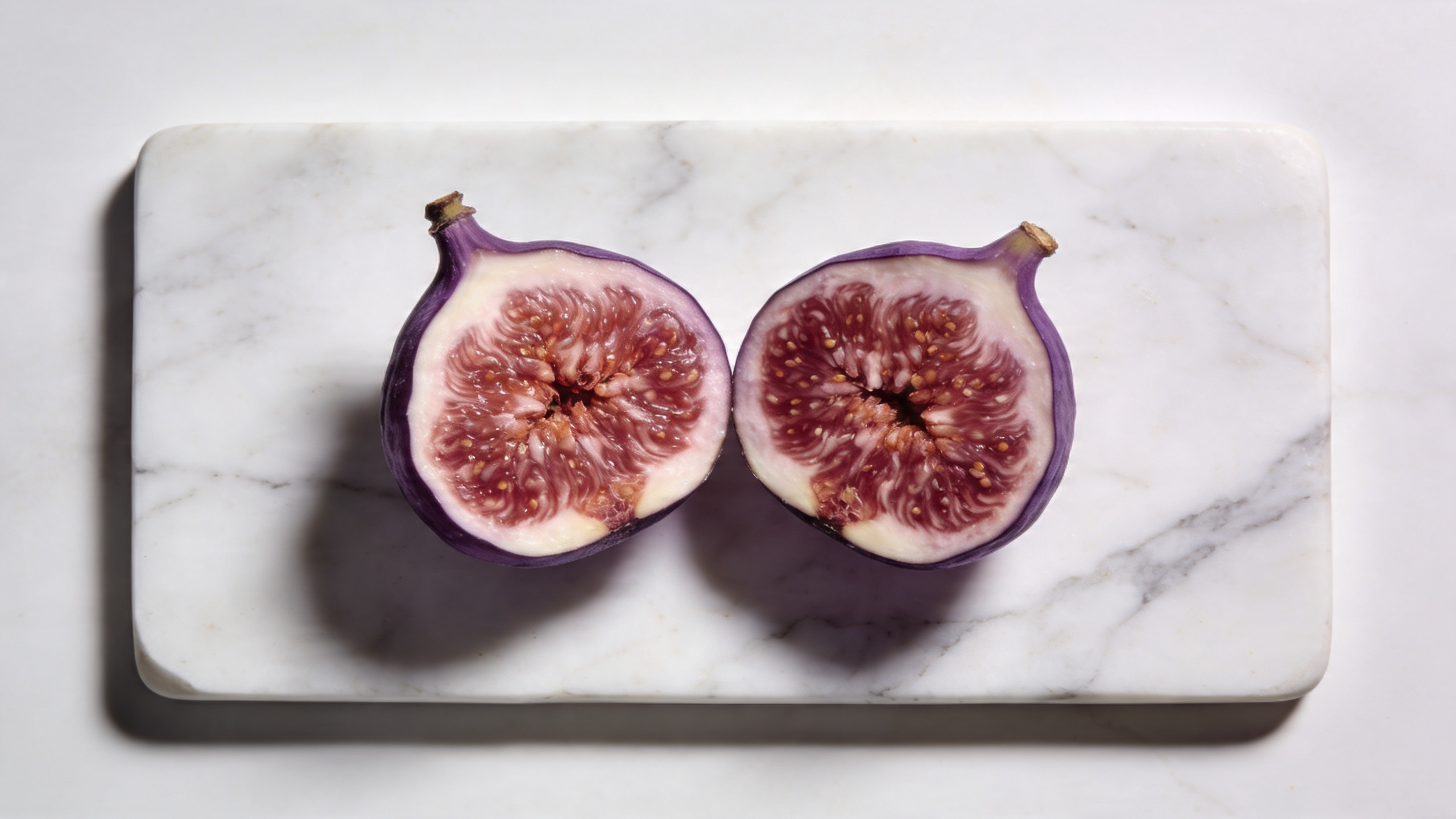 Fotografia food — fichi aperti su tagliere di marmo, flat lay professionale